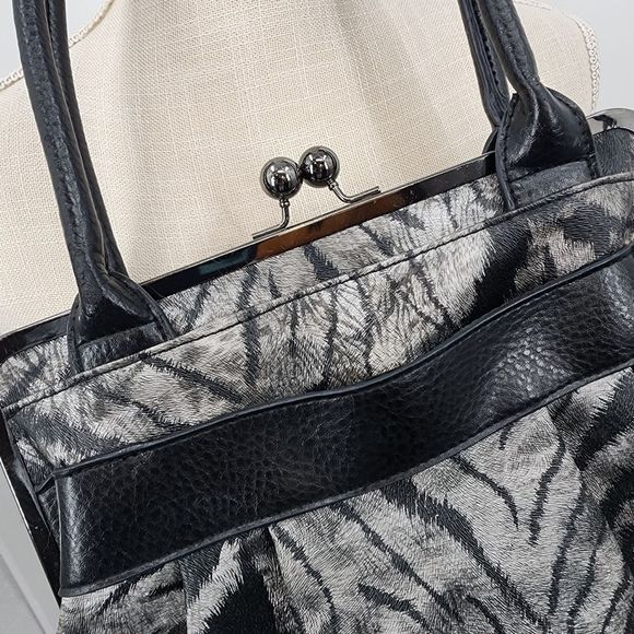 Bueno Women's‎ Shoulder Bag - Picture 5 of 8